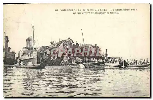 Cartes postales Bateau Catastrophe du cuirasse Liberte Le mat arriere est abattu sur la tourelle