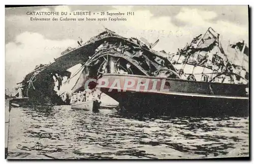 Cartes postales Bateau Catastrophe du Liberte Enlevement des cadavres une heure apres l&#39explosion