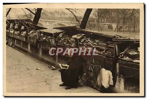 Cartes postales Paris Bouquiniste au Quai Voltaire