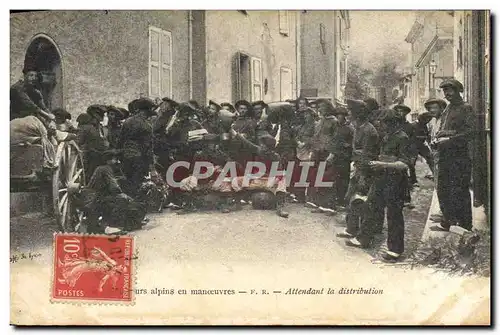 Cartes postales Militaria Chasseurs alpins en manoeuvres Attendant la distribution