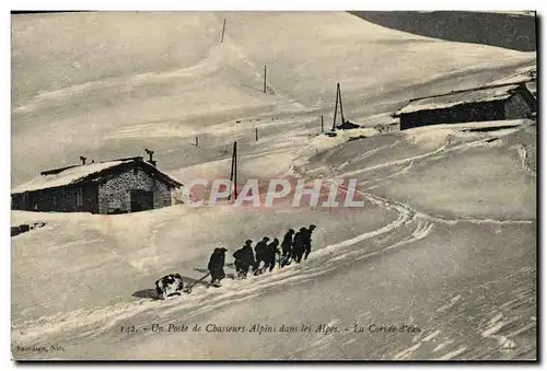 Ansichtskarte AK Militaria Chasseurs alpins Un poste de Chasseurs Alpins dans les Alpes La corvee d&#39eau