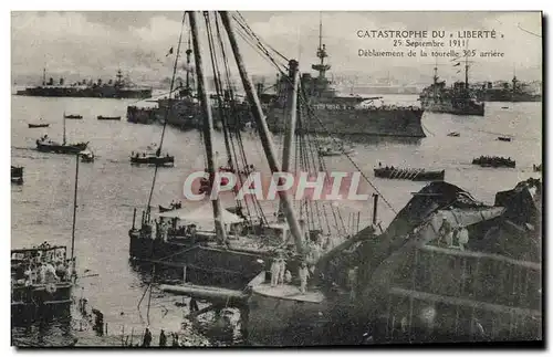 Cartes postales Bateau Catastrophe du liberte Deblaiement de la tourelle 305 arriere