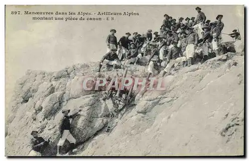 Ansichtskarte AK Militaria Chasseurs Alpins Manoeuvres dans les Alpes Artilleurs alpins montant une piece de cano