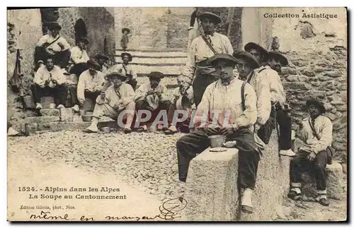 Ansichtskarte AK Militaria Chasseurs Alpins dans les Alpes La soupe au cantonnement