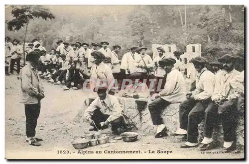 Cartes postales Militaria Chasseurs Alpins au cantonnement la soupe