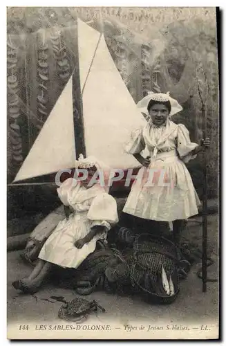 Ansichtskarte AK Folklore Les Sables d&#39Olonne Types de Jeunes Sablaises Bateau Voilier