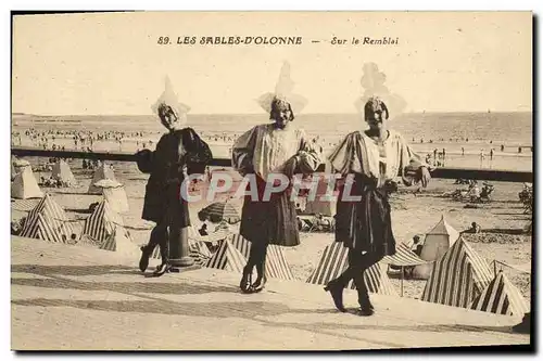 Ansichtskarte AK Folklore Les Sables d&#39Olonne Sur le remblai