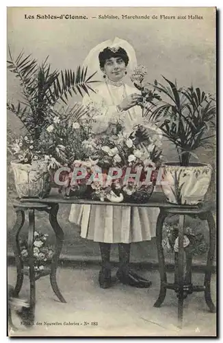 Cartes postales Folklore Les Sables d&#39Olonnne Sablaise Marchande de fleurs aux Halles