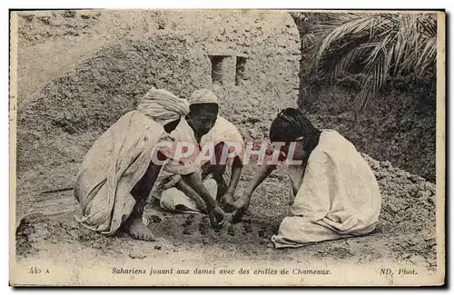 Cartes postales Sahariens jouant aux Dames avec des crottes de chameaux