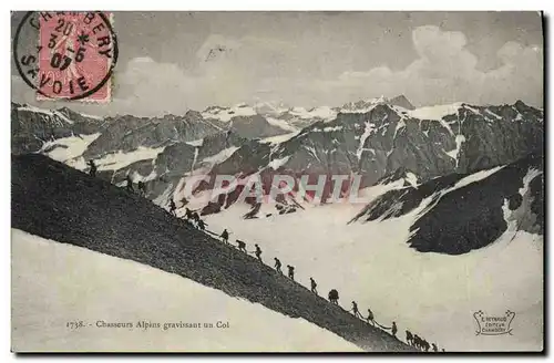 Cartes postales Militaria Chasseurs alpins gravissant un col