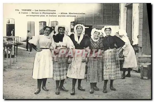 Cartes postales Folklore Vendee Les Sables d&#39Olonne A l&#39usine Devant le photographe