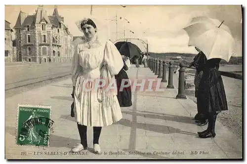 Ansichtskarte AK Folklore Les Sables d&#39Olonne Sur le remblai Sablaise en costume de bal