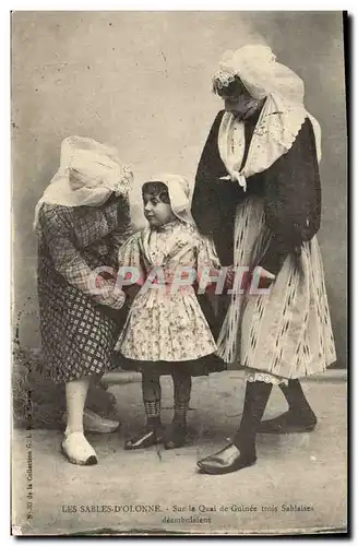 Ansichtskarte AK Folklore Les Sables d&#39Olonne Sur le quai de Guinee trois Sablaises deambulaient