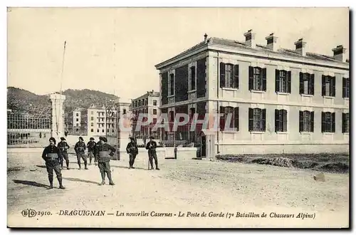 Ansichtskarte AK Militaria Chasseurs alpins Draguignan Les nouvelles casernes Le poste de garde 7eme Bataillon