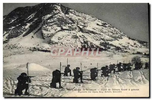 Ansichtskarte AK Militaria Chasseurs Alpins Ligne de skieurs tirant a genoux Ecole de ski de Briancon