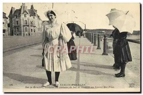Ansichtskarte AK Folklore Les Sables d&#39Olonne Sur le remblai sablaise en costume de bal se rendant au casino d