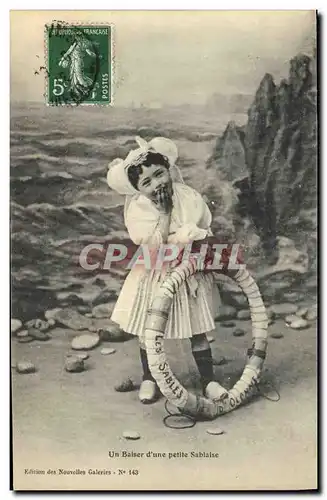 Cartes postales Folklore Enfant Un baiser d&#39une petite sablaise