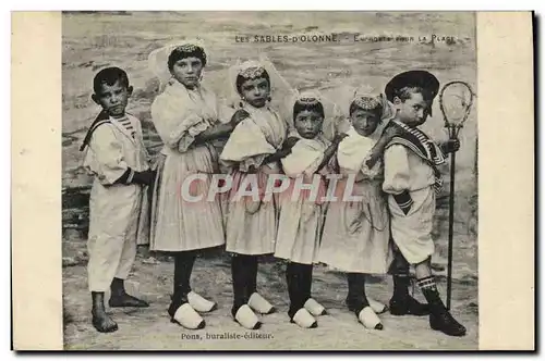 Ansichtskarte AK Folklore Les Sables d&#39Olonne Enfants En route pour la plage