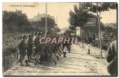 Cartes postales Militaria Chasseurs Alpins manoeuvres dans les Alpes Sur la route la Grand halte