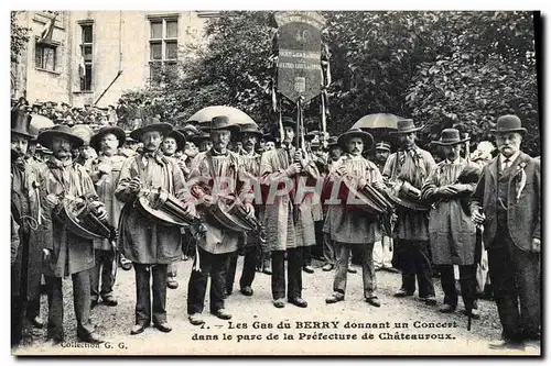 Ansichtskarte AK Folklore Les Gas du Berry donnant un concert dans le parc de la Prefecture de Chateauroux