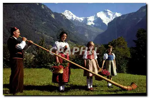 Cartes postales Folklore Alphpornblaser mit Trachtengruppe