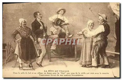 Ansichtskarte AK Folklore La fete au village Dans la salle de bal et au village on danse
