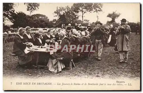 Ansichtskarte AK Folklore Une noce en Bretagne Les joueurs de Biniou et de bombarde font le tour des tables