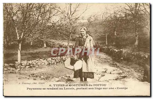 Ansichtskarte AK Folklore Poitou Paysanne se rendant au lavoir portant son ligne sur son courge