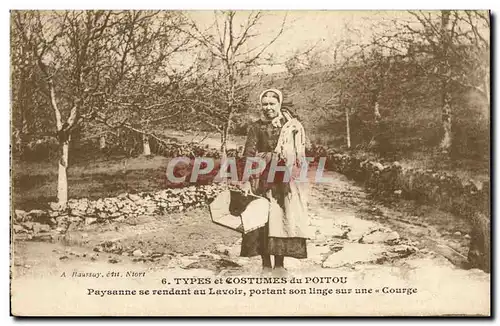 Cartes postales Folklore Poitou Paysanne se rendant au lavoir portant son ligne sur son courge