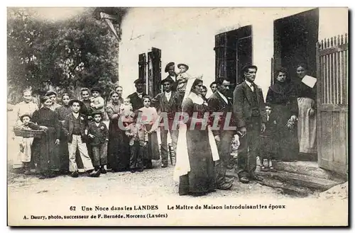 Cartes postales Folklore Une noce dans les Landes Le maitre de maison introduisant les epoux Mariage