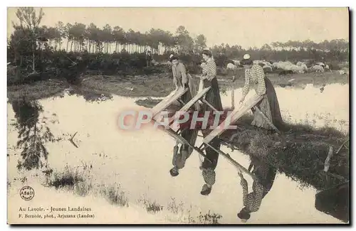 Cartes postales Folklore Au lavoir Jeunes landaises