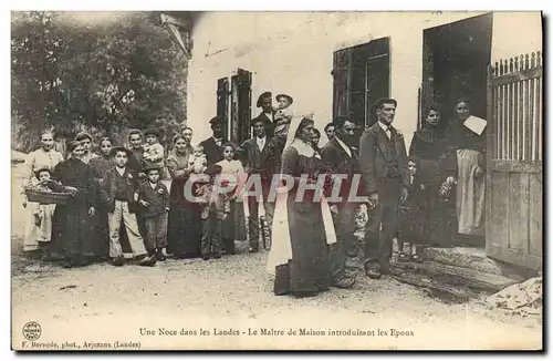 Cartes postales Folklore Une noce dans les Landes Le maitre de maison introduisant les epoux Mariage