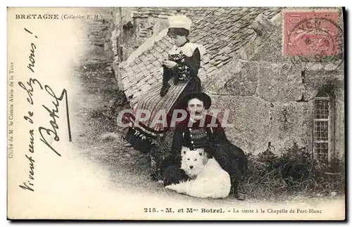 Ansichtskarte AK Folklore Mr et Mme Botrel La sieste a la chapelle de Port Blanc Chien