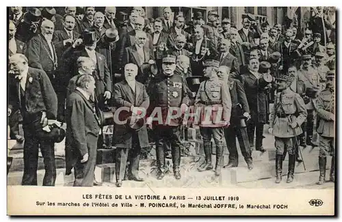 Cartes postales Militaria Les fetes de la Victoire a Paris 13 Juillet 1919 Sur les marches de l&#39hotel de vill