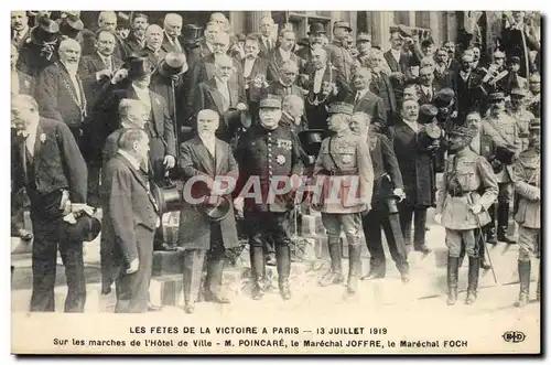Cartes postales Militaria Les fetes de la Victoire a Paris 13 Juillet 1919 Sur les marches de l&#39hotel de vill