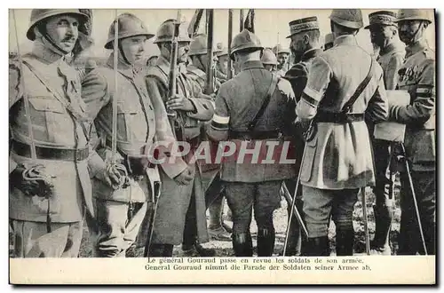 Cartes postales Militaria Le general Gouraud passe en revue les soldats de son armee