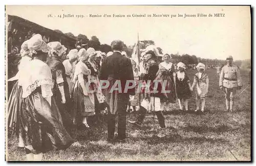 Ansichtskarte AK Militaria 14 Juillet 1919 Remise d&#39un fanion au General de Maud&#39Huy par les jeunes filles