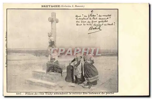 Cartes postales Folklore Bretagne Filles de l&#39Ile Tudy attendant le retour des bateaux de peche