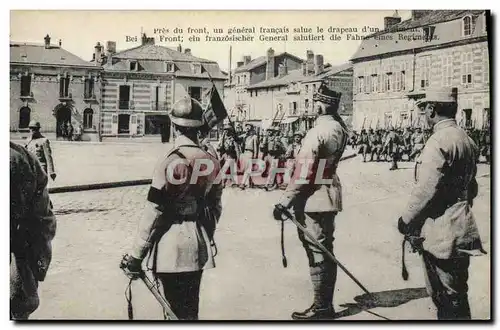 Ansichtskarte AK Militaria Pres du front un general francais salue le drapeau d&#39un regiment