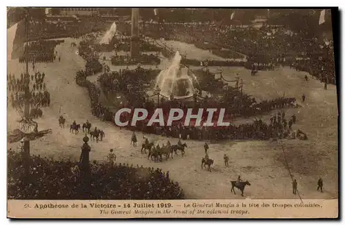 Ansichtskarte AK Militaria Apotheose de la Victoire Le General Mangin a la tete des troupes coloniales