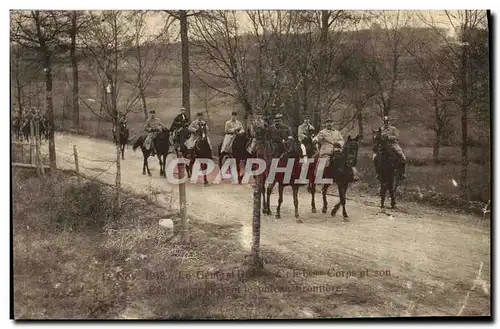 Cartes postales Militaria Le general Dupurt et son Etat Major passent le poteau frontiere