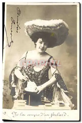 Cartes postales Femme Je la couvre d&#39un foulard