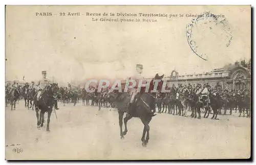 Ansichtskarte AK Militaria Paris 22 avril Revue de la division territoriale par le general Galopin Le general pas