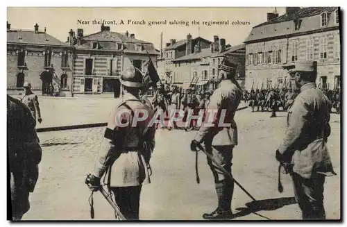 Ansichtskarte AK Militaria Near the front A French general saluting the regiment colours