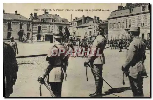 Cartes postales Militaria Near the front A French general saluting the regiment colours