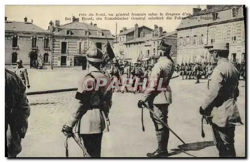 Cartes postales Militaria Pres du front un general francais salue le drapeau