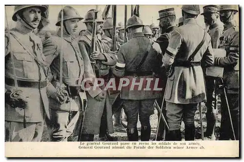Cartes postales Militaria Le general Gouraud passe en revue les soldats de son armee