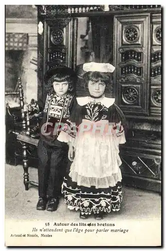 Cartes postales Folklore Autour des Lits clos Ils n&#39attendent que l&#39age pour parler mariage