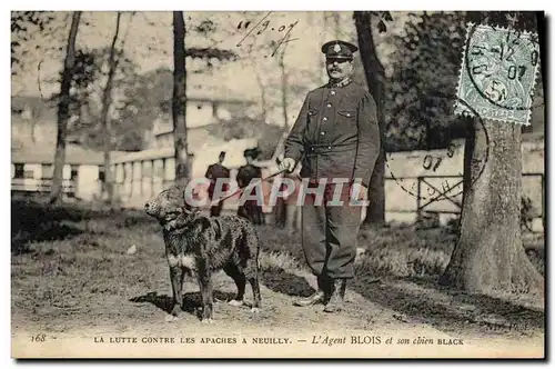 Cartes postales Chien Chiens La lutte contre les Apaches a Neuilly L'agent Blois et son chien Black TOP