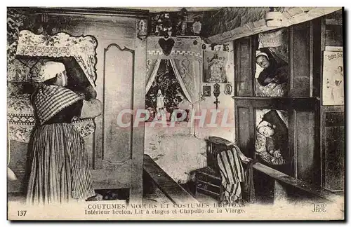 Cartes postales Folklore Bretagne Lits Clos Interieur breton Lit a etages et chapelle de la vierge